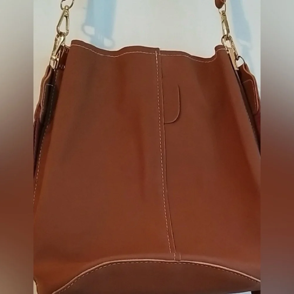 Hobo Brown Bucket Bag with Contrasting Stitching. NWOT - Picture 4 of 8